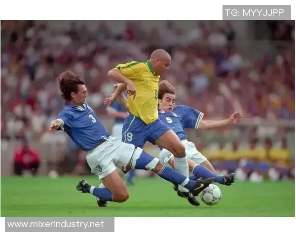 球迷心中的足球传奇:盘点那些深受喜爱的足球明星及其背后的故事