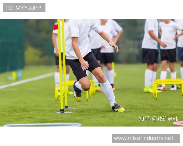 足球球星专注训练技巧与动作分析提升比赛表现的关键方法