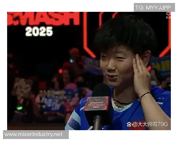 足球巨星愤怒示意闭嘴引发热议 赛场内外舆论纷纷